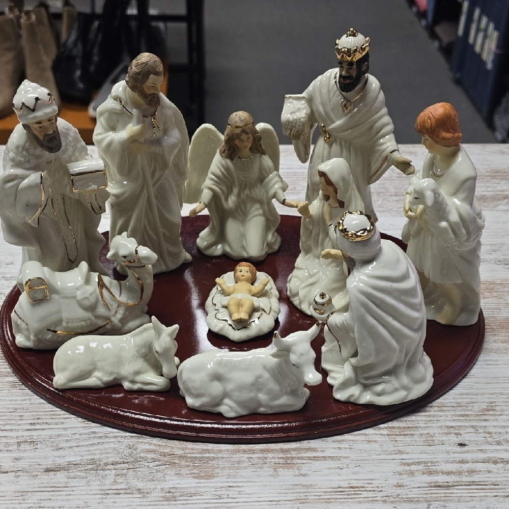 Elegant Nativity Scene Figurine Set - White and Gold